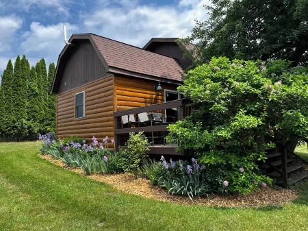 Heritage hideaway-Secluded Log Cabin