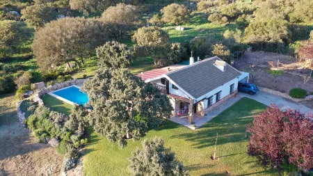 Rural house with spacious exterior and views of the mountains of Malaga. full rent