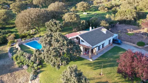 Rural house with spacious exterior and views of the mountains of Malaga. full rent