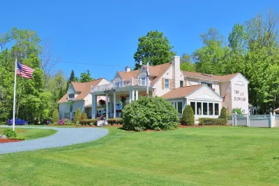 12 BR/13.5 BA  Inn w/ Views of White Mountains & Heated Pool Hotels in 