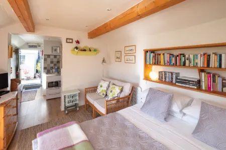 Pretty cottage studio set in lovely countryside close to the Heritage coast