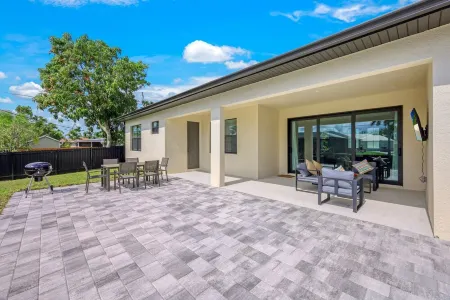 Brand New Vacation Home Отели рядом с достопримечательностью «Галф Кост Таун Сентер»