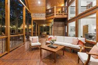 ✨Hampton's Hideaway: Luxury cabin with 🎲 Games, 🪁 Playground, and 💦 Hot Tub✨