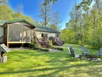 Lakefront Cabin w Screened Deck! Pontoon Rental! 2 Kayaks / Fishing Row Boat!