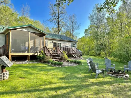 Lakefront Cabin w Screened Deck! Pontoon Rental! 2 Kayaks / Fishing Row Boat! Отели в г. Сидар Лейк