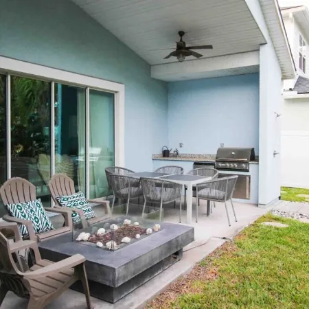 4 blocks from beach! spacious getaway w game room, outdoor kitchen. Kid-friendly