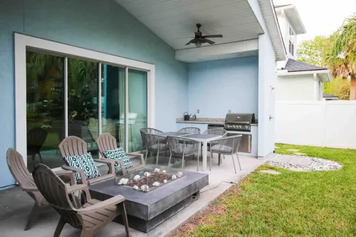 4 blocks from beach! spacious getaway w game room, outdoor kitchen. Kid-friendly - Jacuzzi