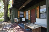 Up to 10 guests - Just min to Clearwater Beach & Indian Rocks Beach