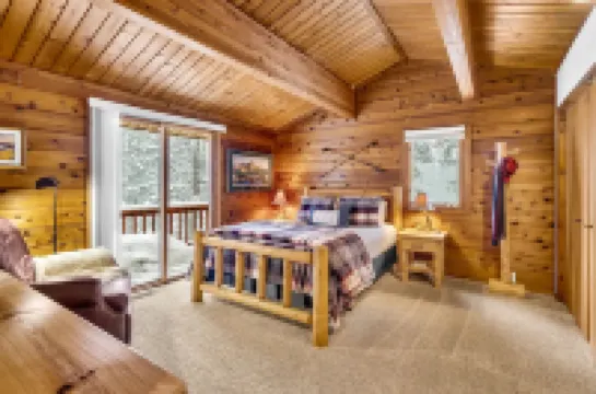 Rocky Cliff Retreat at Davis Lake