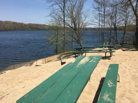 LAKEFRONT HIDDEN GEM ! Отели в г. Шугар Крик