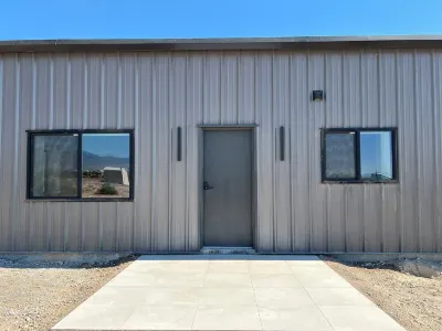 Barndominium Desert Escape - Mountain View, town close, gateway to Death Valley Hotel in zona Yucca Mountain Science Center