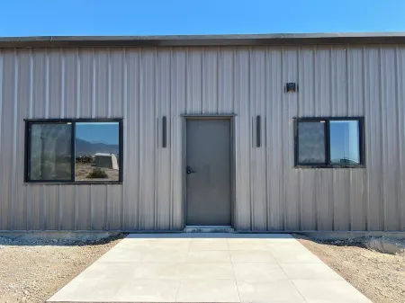 Barndominium Desert Escape - Mountain View, town close, gateway to Death Valley