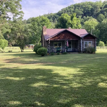 Historic Cabin-Close to I-77, Antiques/Wi fi, Great Bath, a Visit 'Back in Time'