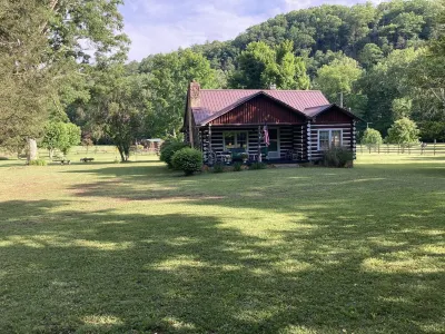 Just off I-77, Beautiful log cabin, antiques/wonderful experience for 2, wifi/TV