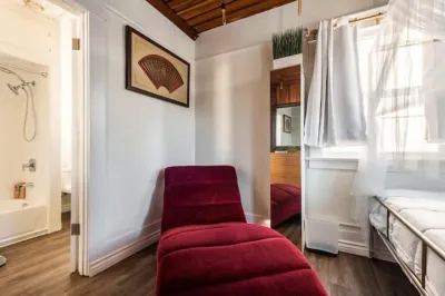 Thai Oasis: 1BD Retreat: Parking, Steps 2 Beach!