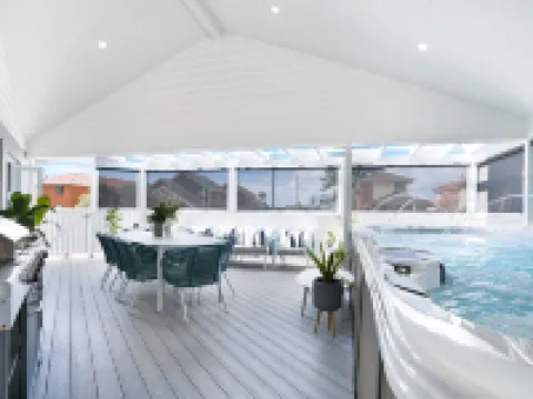 Entire Coastal Residential Family Home. Sleeps 12 - Lake & Beachside Property. シェルハーバーのホテル