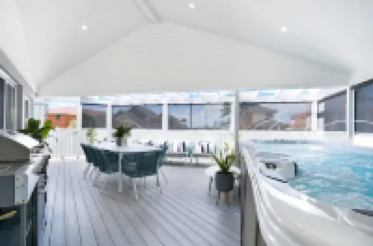 Entire Coastal Residential Family Home. Sleeps 12 - Lake & Beachside Property.