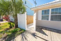 Beautiful 1 bedroom home, 1 block from the beach