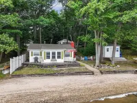 Beachside Cottage on Sapphire Lake Hotels in Lake Township