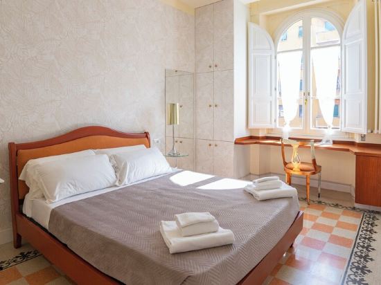 Stilysh apartment in Rome close to cafes, restaurants, bus and metro.