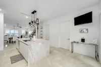 Riverview Oasis- Riverfront Paradise with Dock, Elevator, Private Pool & Kayaks - 4-stjärniga