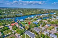 Charming cottage with views of the Imperial River