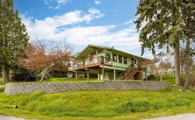 Spacious Family Retreat with Ocean View, Pet friendly