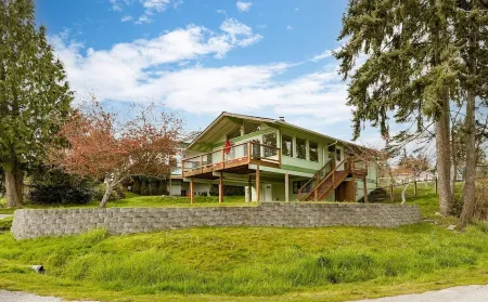 Spacious Family Retreat with Ocean View, Pet friendly Отели рядом с достопримечательностью «Парк округа Дабл Блафф»