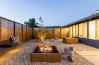 Desert Mid-Century w Jacuzzi n Joshua Tree Village Hotels near Sun Alley Shops