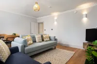 Beautiful period Henley 2 bed apt with gated parking for 1 car