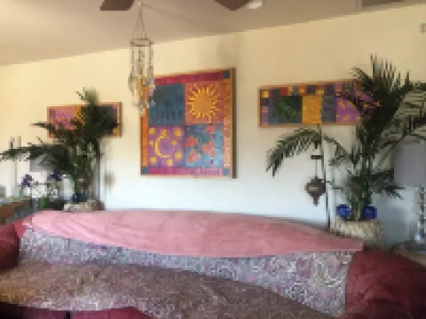 OCEAN VIEW BREEZE . SHORT WALK TO BEACH & RESTAURANT. PRIVATE & QUITE