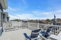 Top Flr Balcony w/ bonus room + wet bar, 2 blocks to beach, Linens/towels incl.