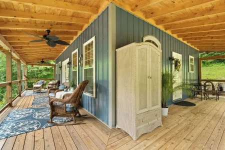 Robins Nest nestled on Nolin Lake! Boat parking onsite & close to the boat ramp!