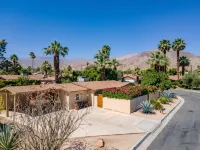ATOMIC-MOD HOUSE in prime Palm Desert/next to El Paseo! Hotels near The Living Desert Zoo and Gardens