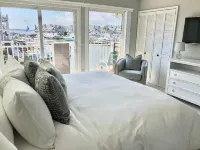 Upscale Clean Bayfront Townhouse with 4 Balconies, 14th Street