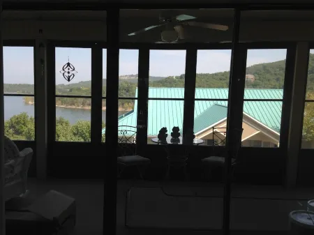 Beautiful 2BR/2BA Penthouse Condo Overlooking Table Rock Lake!