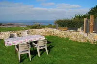 Quiet house facing the sea Hotels in Plougasnou