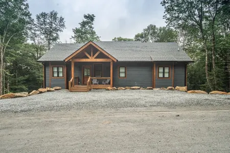 Lazy Bear on Beech with Hot Tub- Never Loose Power with Full House Generator