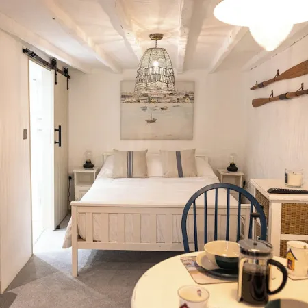 Entire Harbourside Lodge and Courtyard, just a few feet from Mevagissey Harbour