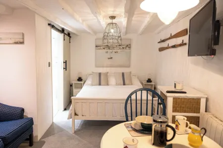 Entire Harbourside Lodge and Courtyard, just a few feet from Mevagissey Harbour