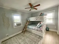 Cozy cottage 3 blocks to beach