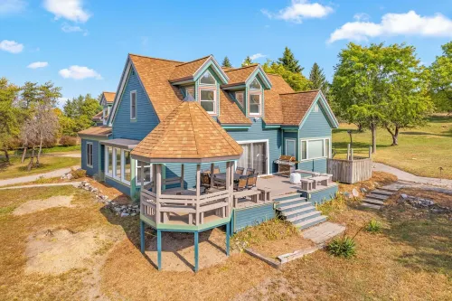 Farmhouse 1918 - Luxe 5-Bedroom Retreat on 4.5 Acres in Beautiful Boyne City Hotels in Evangeline Township