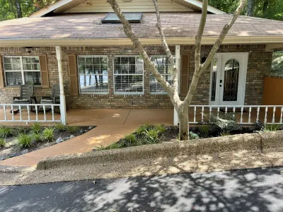 Beautiful LAKEFRONT Property across from Garvan Gardens Hotels near Lake Hamilton