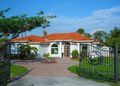 Breezy Getaway with Pool • Jacuzzi • BBQ • King Beds Hotels near PLAYMOBIL FunPark