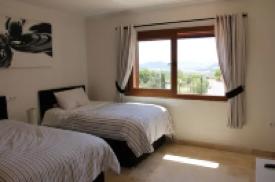 Beautiful Detached Spacious Villa, Amazing views, Private Heated Pool, WiFi, A/C