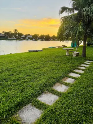 Cozy lakeside private suite with private bath and entrance