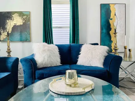 Charming & Centrally Located 1 Bedroom Apt / King Bed