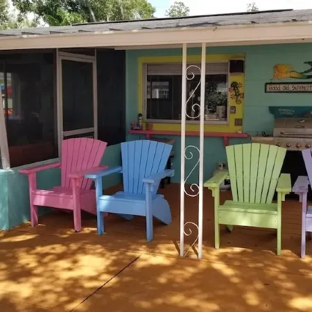 Tiki Tropical Retreat - directly on the clear Weeki Wachee River (not a canal)