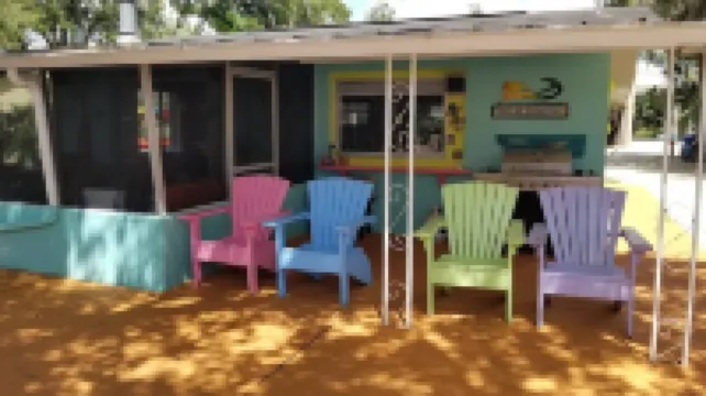 Tiki Tropical Retreat - directly on the clear Weeki Wachee River (not a canal)