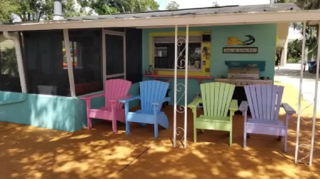 Tiki Tropical Retreat - directly on the clear Weeki Wachee River (not a canal)